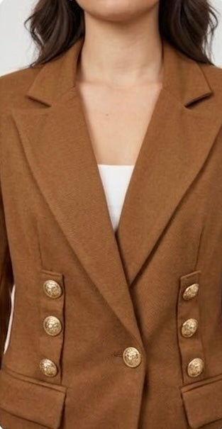 Completo Tailleur Elegante con Bottoni Gioiello Dorati – Taglia Unica