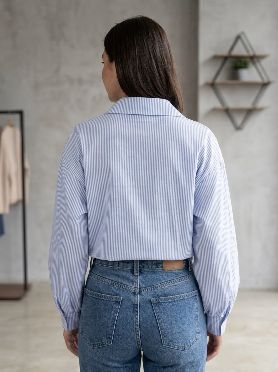 Camicia a Righe Azzurre con Nodo e Dettagli Brillantini